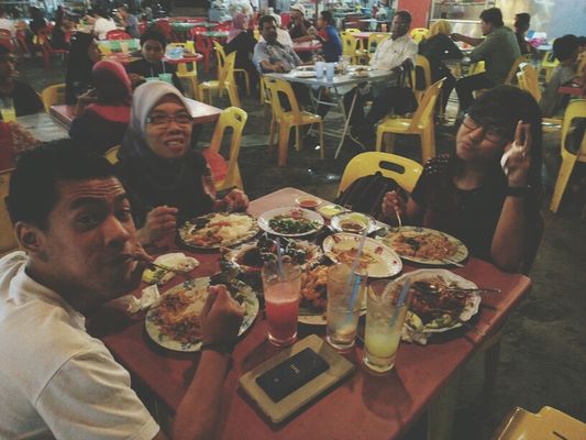 Hanging out at Restoran Pak Soh, JB by Muhammad Farhan