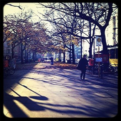 waiting for the tram at Frankfurter Tor by (ke)