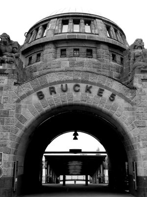 blackandwhite in Hamburg by schuby