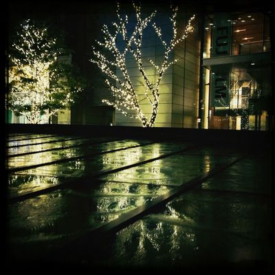 Reflection at 東京ミッドタウン (Tokyo Midtown) by Takayuki Mitsugi