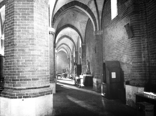 Hanging out at Abbazia di Morimondo by Luca