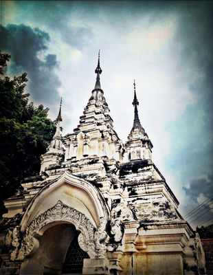 temple at วัดสวนดอก (Wat Suandok) by Dari Extension (ダーリガー)