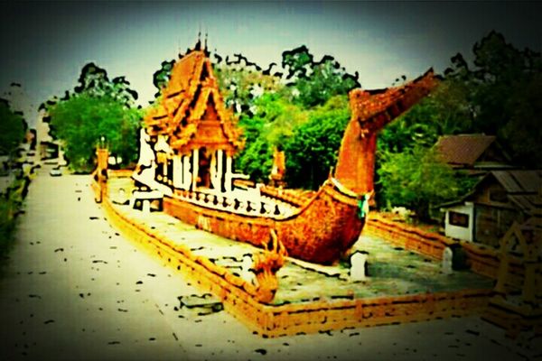Taking Photos in Muang Ubon Ratchathani by Yongyuth Karnjanapayap