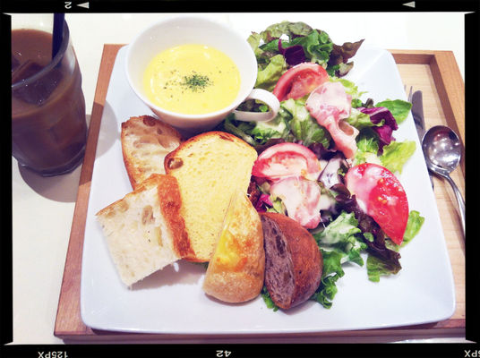Lunch at JR 大阪駅 御堂筋口 by Kaori Matsushita
