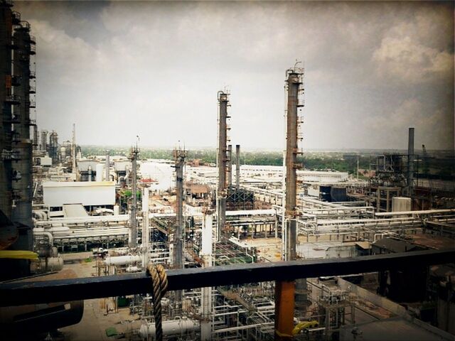 At Work at Refineria Fco. I. Madero Alvaro Obregon 3020 Nte. Madero, Tamaulipas by Alessandro Guillen