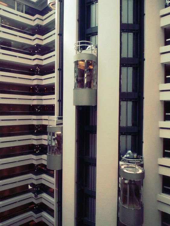 Checking out at Sheraton Taipei Hotel 台北喜來登大飯店 by Tomokazu Saito