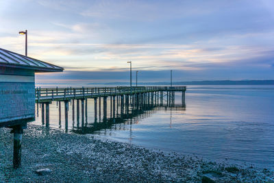 A view of the pier in redondo beach, washington in the evening.