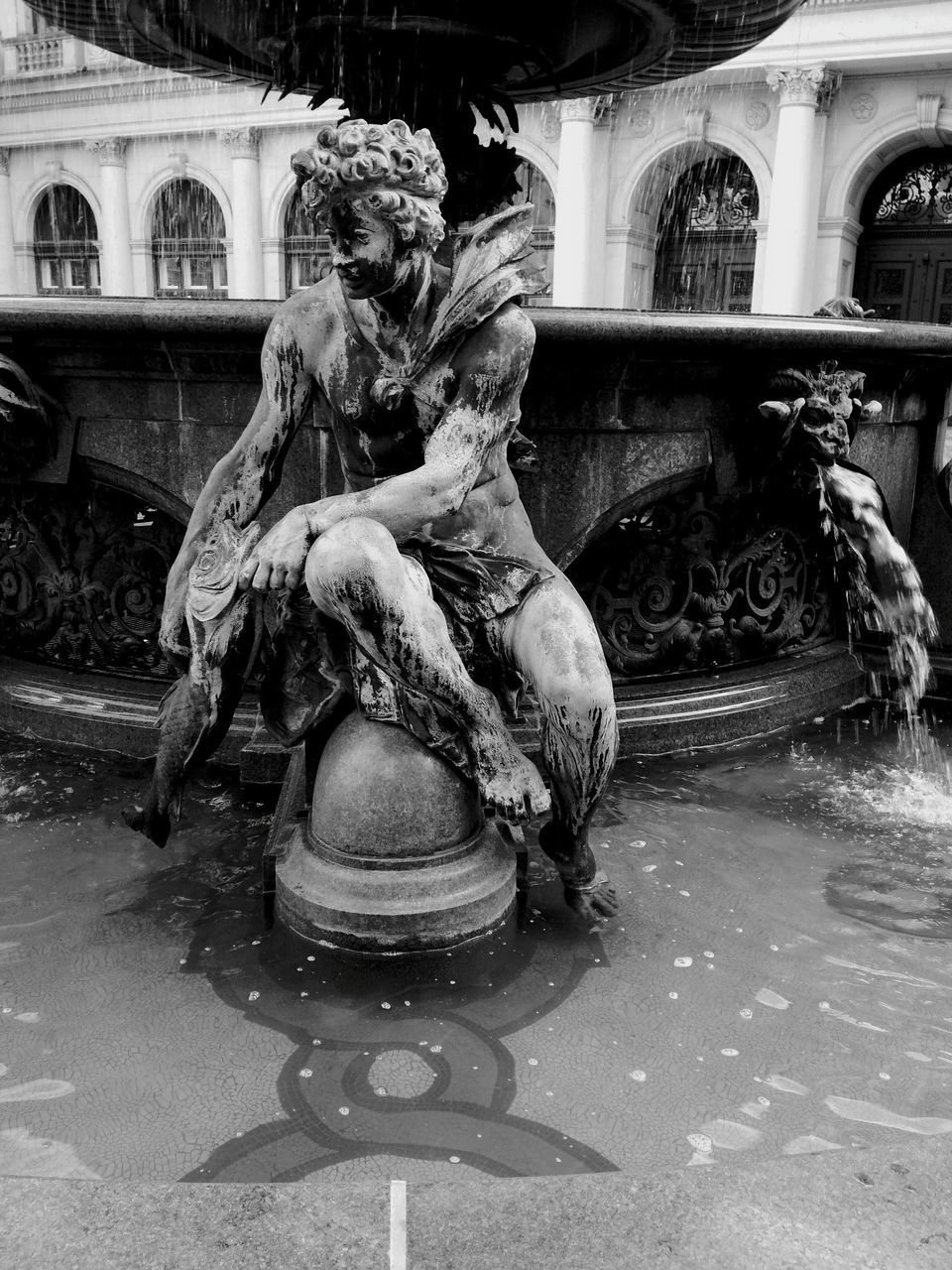 STATUE OF FOUNTAIN AGAINST BUILDING