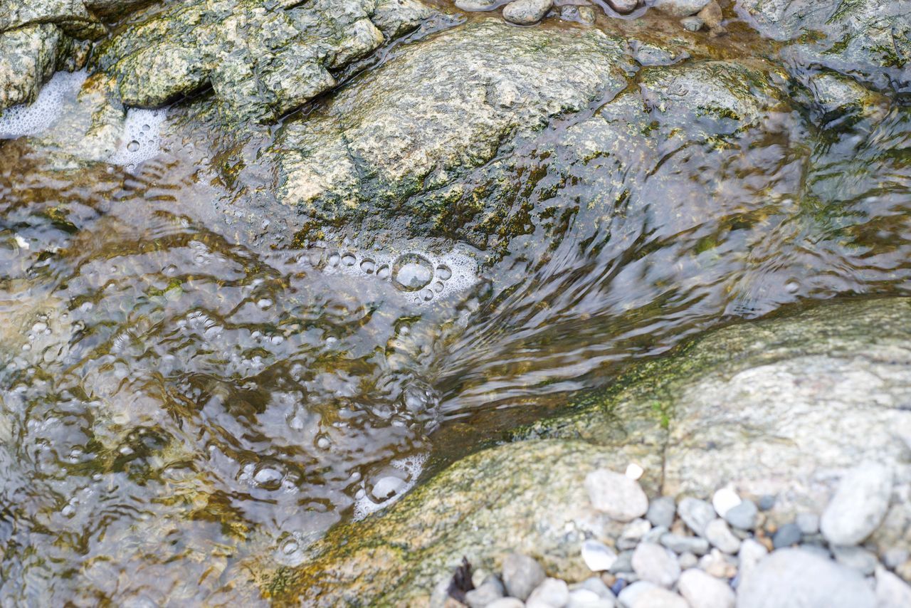 HIGH ANGLE VIEW OF WATER FLOWING IN RIVER