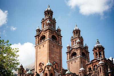 Beautiful architecture of the towers of kelvingrove museum against blue sky with white clouds in