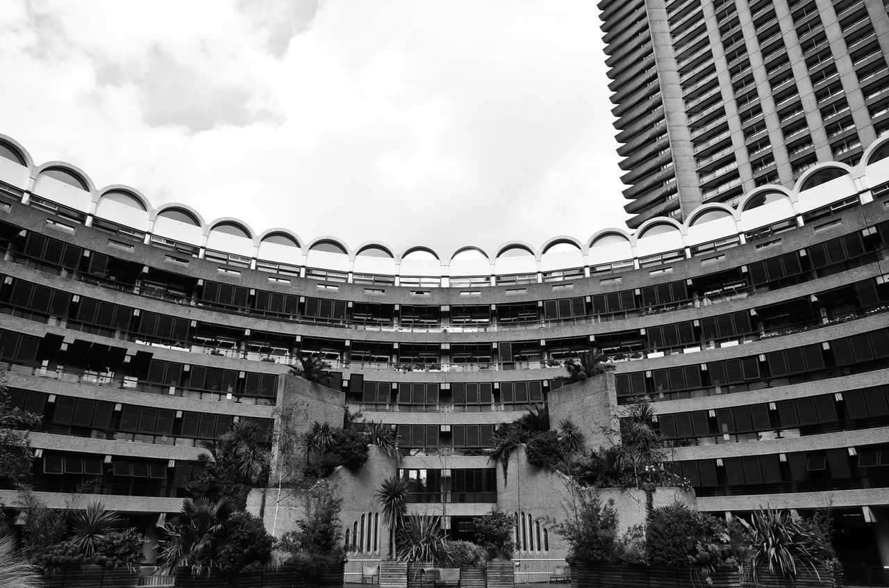 LOW ANGLE VIEW OF SKYSCRAPER AGAINST SKY