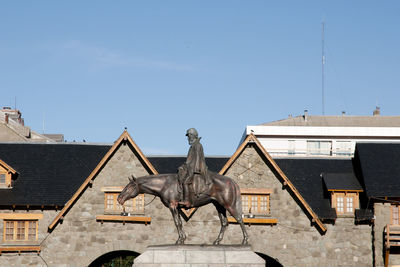 Statue of horse against sky