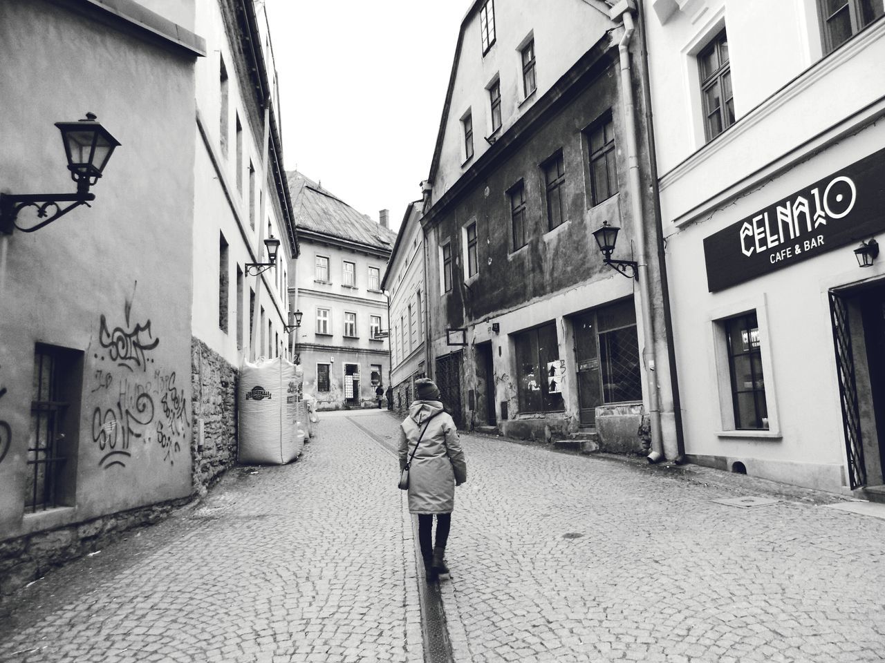 building exterior, architecture, built structure, real people, city, walking, women, one person, outdoors, lifestyles, city life, day, men, adults only, people, adult