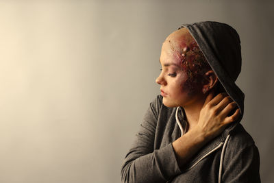 Injured woman against gray background