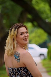 Portrait of a smiling young woman outdoors