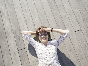 Young woman standing against wall