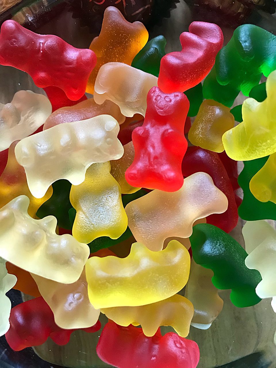 HIGH ANGLE VIEW OF MULTI COLORED CANDIES IN PLATE