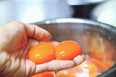 Holding egg yolk