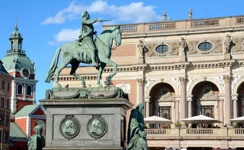 Statue of historic building against sky