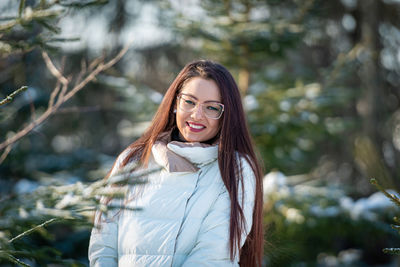 Portrait of a smiling young woman outdoors