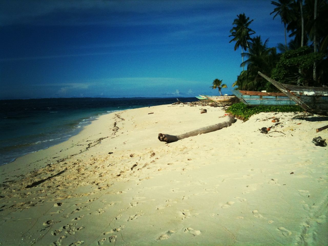 beach, sea, sand, water, shore, horizon over water, tranquility, sky, tranquil scene, coastline, scenics, beauty in nature, nature, wave, incidental people, idyllic, nautical vessel, vacations, outdoors, calm