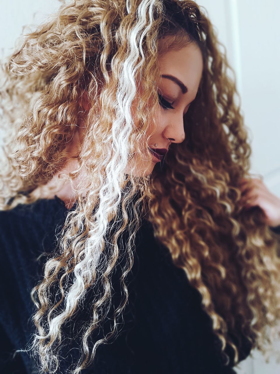 curly hair, long hair, young women, one person, young adult, real people, focus on foreground, beautiful woman, fashion, close-up, indoors, day