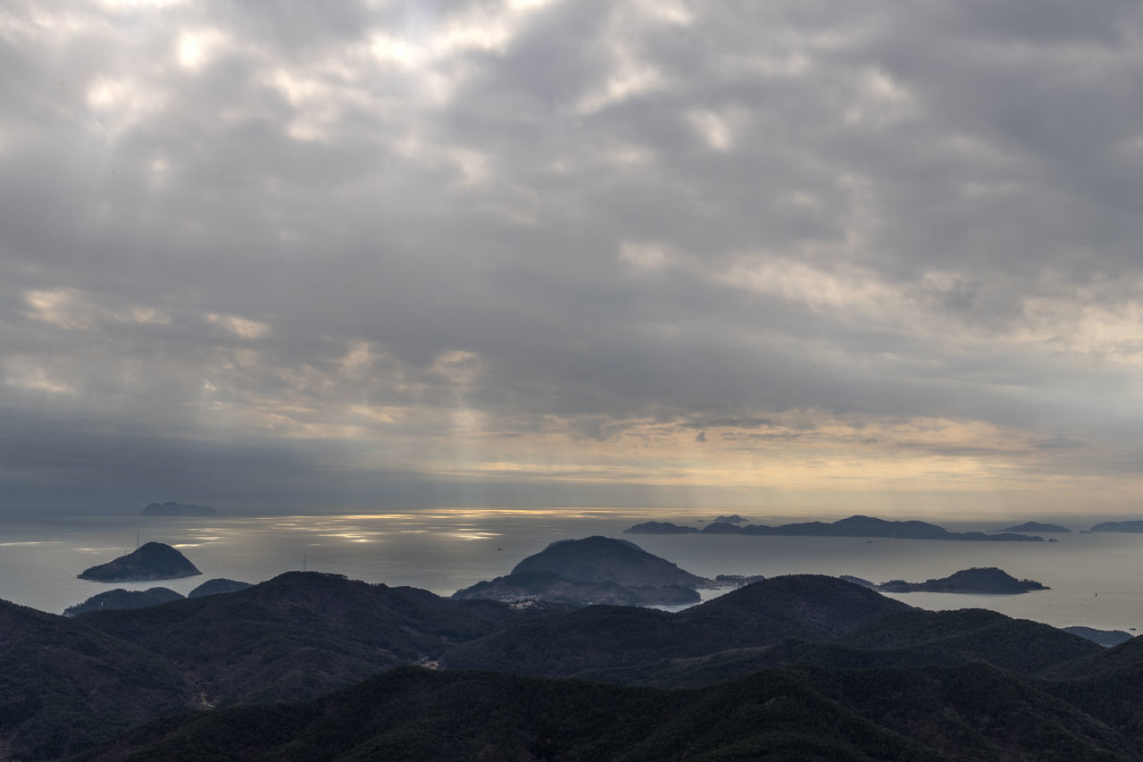 SCENIC VIEW OF MOUNTAIN RANGE AGAINST SKY