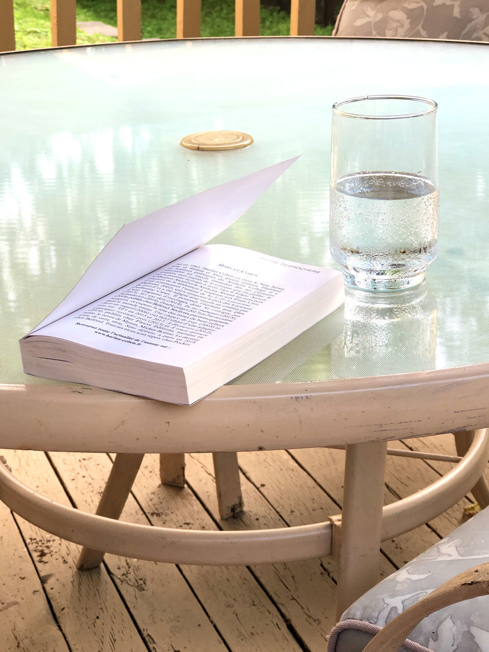 TABLE AND CHAIRS BY SWIMMING POOL