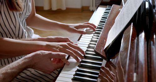 A photo of a piano lesson