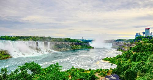 Niagara falls against sky