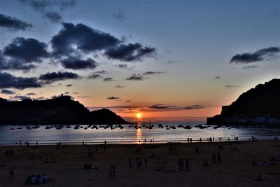 Atardecer en la playa de la concha. san sebastián. país vasco.