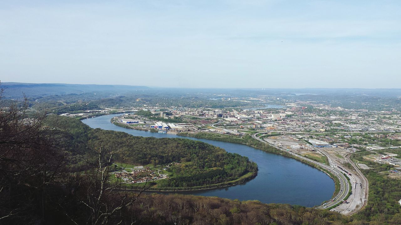 HIGH ANGLE VIEW OF TOWN IN CITY AGAINST SKY