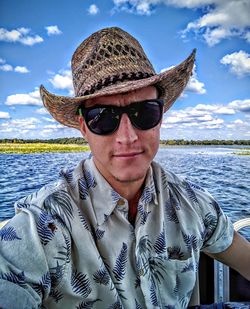 Portrait of man wearing sunglasses against sea