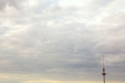 Fernsehturm berlin against cloudy sky