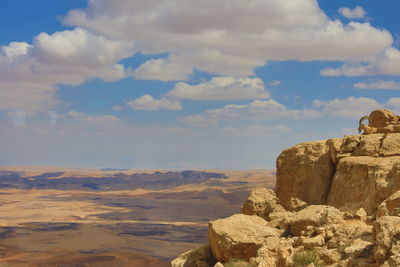 Scenic view of makhtesh ramon against cloudy sky