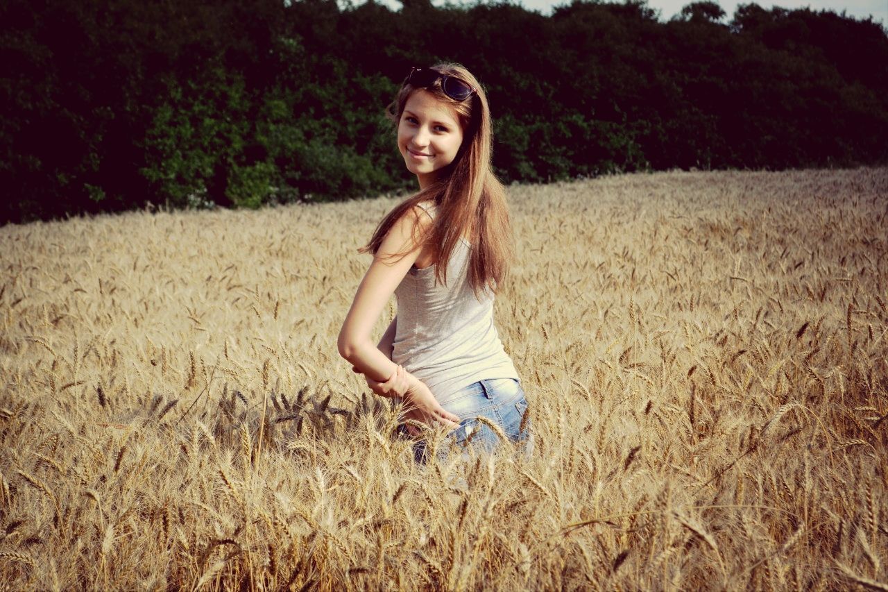 young adult, person, young women, lifestyles, casual clothing, leisure activity, field, grass, portrait, looking at camera, full length, long hair, smiling, three quarter length, front view, standing, landscape