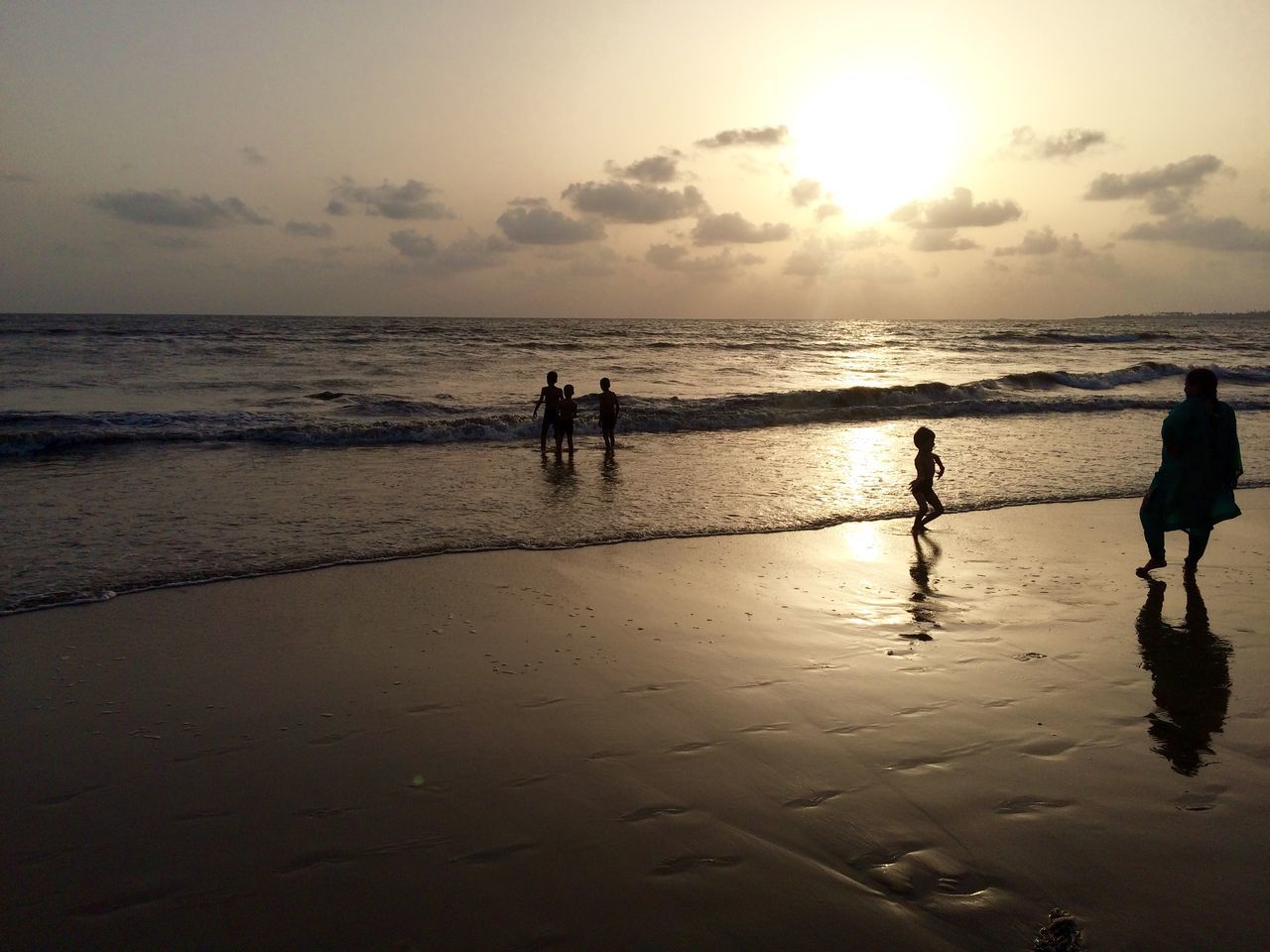 sea, water, horizon over water, beach, silhouette, shore, leisure activity, sky, lifestyles, men, scenics, sunset, vacations, sand, tranquil scene, beauty in nature, tranquility, walking