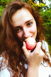 Portrait of smiling young woman with fruits