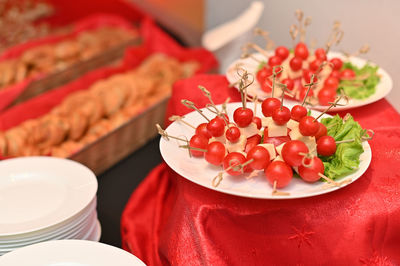 Close-up of cherry tomato  in bowl on table