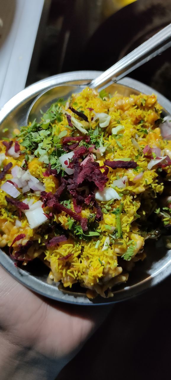 HIGH ANGLE VIEW OF FOOD IN BOWL