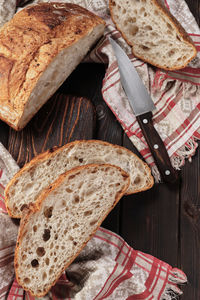 Round rustic bread without kneading cut into pieces 