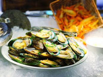 Close-up of mussels in bowl on crushed ice