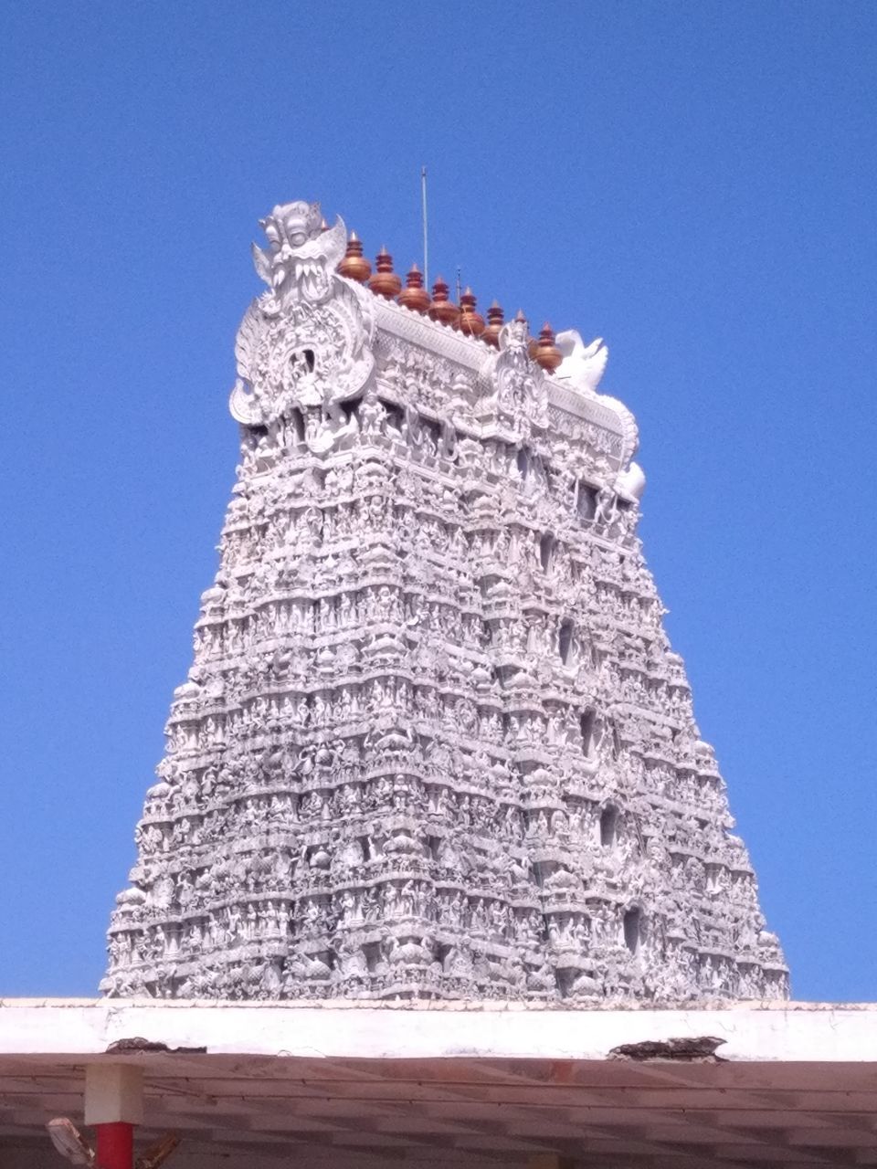 LOW ANGLE VIEW OF STATUE