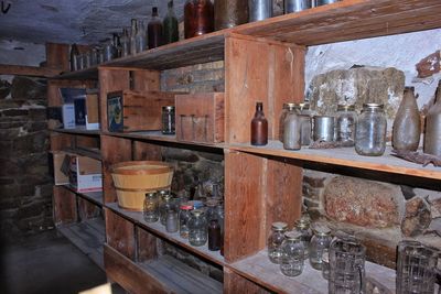 Abandoned objects in shelves