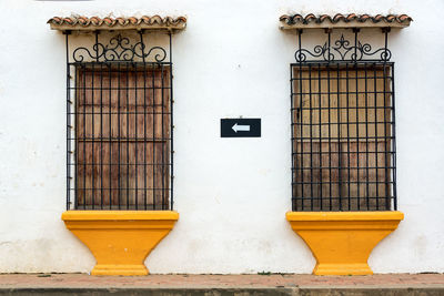 Arrow symbol on wall between windows