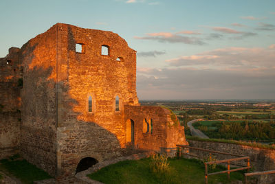 Old ruin building against sky