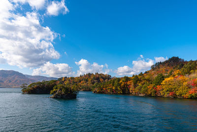 Lake towada utumn foliage scenery. towada-hachimantai national park in tohoku region. aomori, japan.