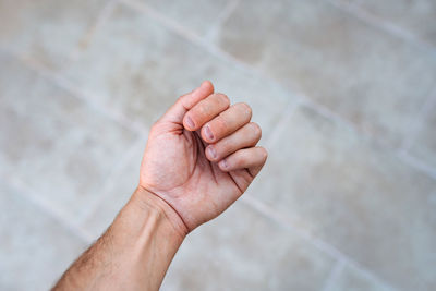 Close-up of hand holding leaf