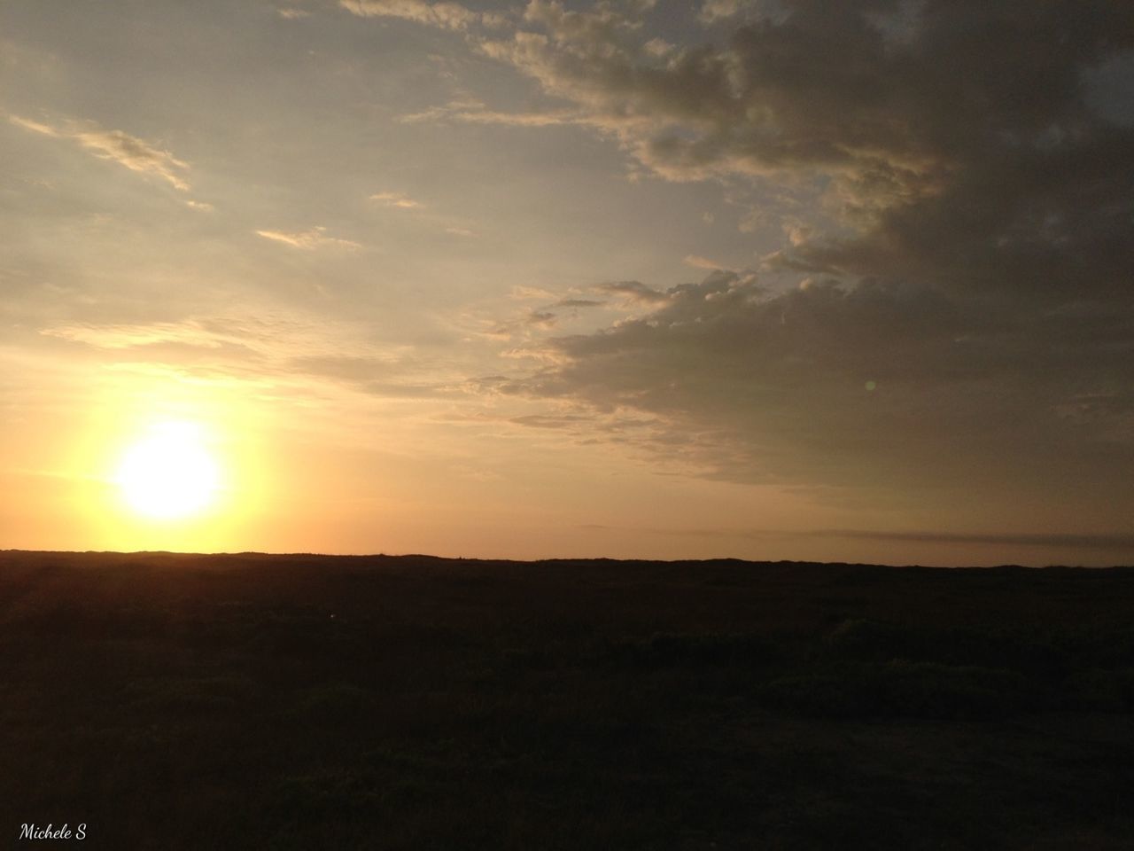 sunset, tranquil scene, scenics, sun, tranquility, landscape, beauty in nature, sky, silhouette, nature, idyllic, orange color, cloud - sky, sunlight, sunbeam, horizon over land, field, cloud, non-urban scene, outdoors