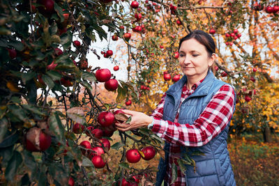 Portrait of woman holding apples